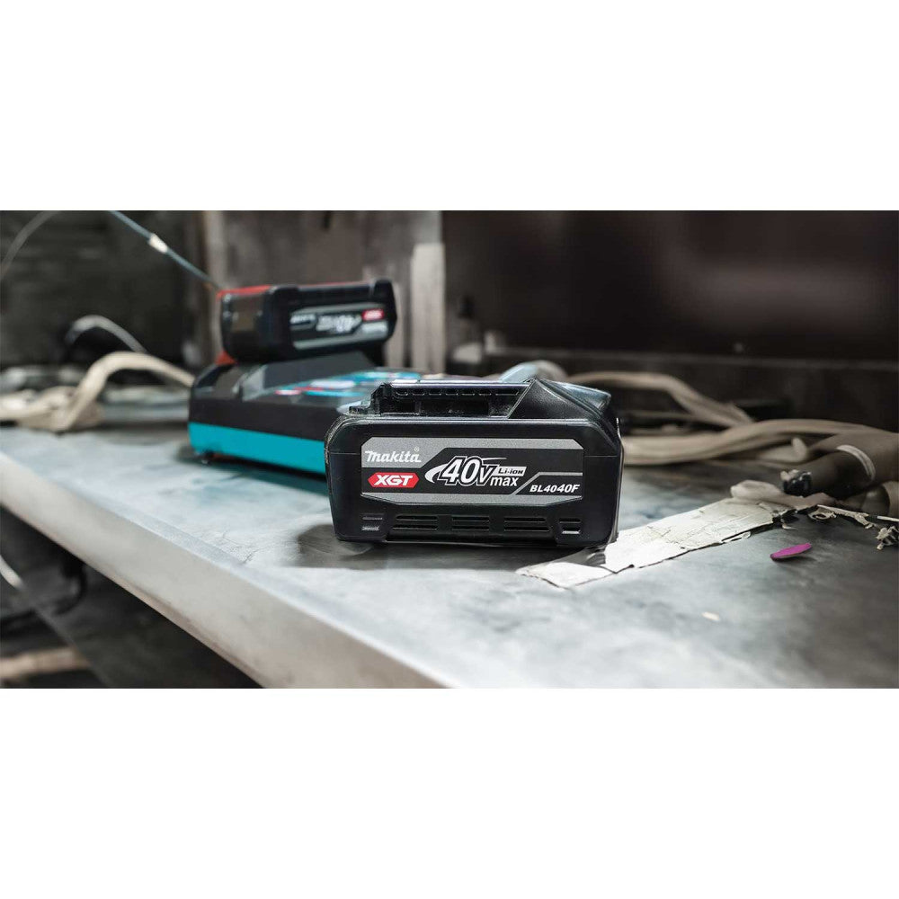 Makita 40Vmax XGT Battery And Charger Starter Pack (4.0Ah) 191J68-8